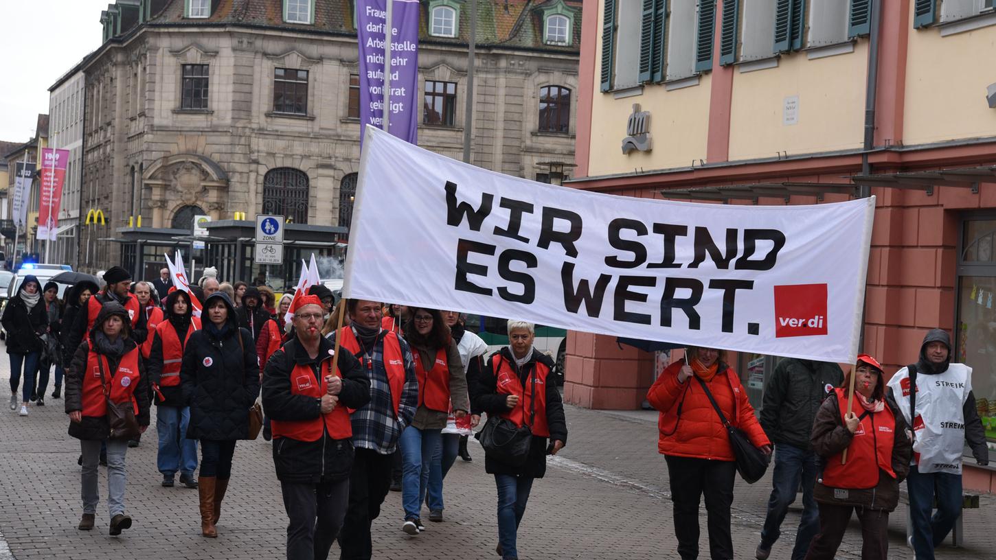 Die Verdi-Kundgebung auf dem Erlanger Marktplatz zählte am Freitag 300 Beschäftigte, die sich den bundesweiten Protesten gegen ungerechte Bezahlung im öffentlichen Dienst anschlossen.