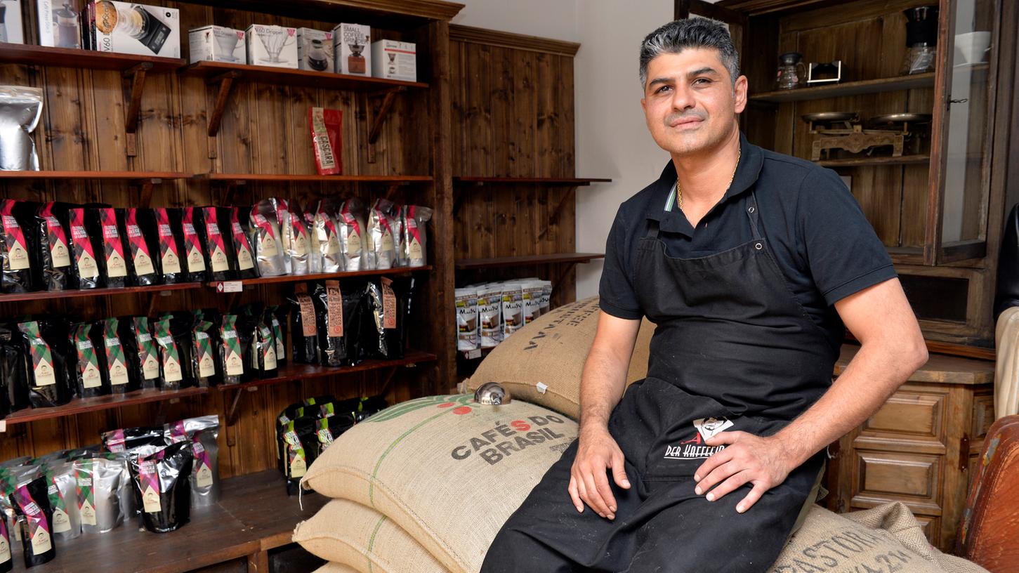 Röstet seinen Kaffee direkt gegenüber vom Café: Amir Mohammadi.