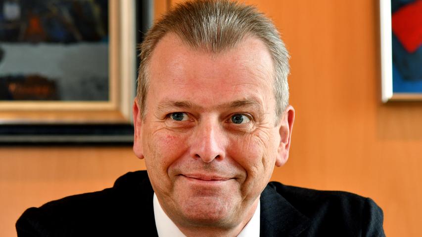 Ulrich Maly, SPD-Oberbürgermeister: "Ich kenne Markus Söder seit meiner Zeit als Kämmerer. Ich habe ihn auch in der Phase erlebt, als er der wilde Sprücheklopfer war. Das war nicht immer vergnüglich. Nach dem Wechsel in die Regierung hat man ihn Zug um Zug staatsmännischer erlebt. Wenn jetzt mit ihm die Erwartung verbunden wird, dass nur noch Milch und Honig nach Nürnberg fließen, tut man ihm Unrecht. Der Rest Bayerns wird genau beobachten, dass er die Gleichwertigkeit der Lebensverhältnisse gewährleistet. Was man aber erwarten kann: Dass Markus Söder als Nürnberger eine Schutzimpfung in sich trägt gegen den Münchner Zentralismus.
Ich rate ihm nichts, er ist Vollprofi. Aber ich wünsche ihm, dass er sein Amt mit Demut angeht, mit einer gewissen Distanz und Humor sich selbst gegenüber." Ulrich Maly, SPD-Oberbürgermeister: "Ich kenne Markus Söder seit meiner Zeit als Kämmerer. Ich habe ihn auch in der Phase erlebt, als er der wilde Sprücheklopfer war. Das war nicht immer vergnüglich. Nach dem Wechsel in die Regierung hat man ihn Zug um Zug staatsmännischer erlebt. Wenn jetzt mit ihm die Erwartung verbunden wird, dass nur noch Milch und Honig nach Nürnberg fließen, tut man ihm Unrecht. Der Rest Bayerns wird genau beobachten, dass er die Gleichwertigkeit der Lebensverhältnisse gewährleistet. Was man aber erwarten kann: Dass Markus Söder als Nürnberger eine Schutzimpfung in sich trägt gegen den Münchner Zentralismus.
Ich rate ihm nichts, er ist Vollprofi. Aber ich wünsche ihm, dass er sein Amt mit Demut angeht, mit einer gewissen Distanz und Humor sich selbst gegenüber."