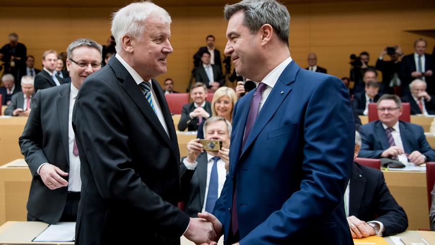 Horst Seehofer, Bundesinnenminister und Söders Vorgänger:"Jetzt beginnt mit dem heutigen Tag eine neue Ära in Bayern", sagt der 68-Jährige. "Ich habe meine Zeit abgeschlossen, es war eine sehr schöne und erfolgreiche Zeit."
Söder freute sich über Seehofers Kommen: "Finde ich ein gutes Signal auch eines gemeinschaftlichen Übergangs und eines zukünftigen gemeinschaftlichen Miteinanders – er in Berlin an starker, zentraler Stelle, wir hier in Bayern." Horst Seehofer, Bundesinnenminister und Söders Vorgänger:"Jetzt beginnt mit dem heutigen Tag eine neue Ära in Bayern", sagt der 68-Jährige. "Ich habe meine Zeit abgeschlossen, es war eine sehr schöne und erfolgreiche Zeit."
Söder freute sich über Seehofers Kommen: "Finde ich ein gutes Signal auch eines gemeinschaftlichen Übergangs und eines zukünftigen gemeinschaftlichen Miteinanders – er in Berlin an starker, zentraler Stelle, wir hier in Bayern."