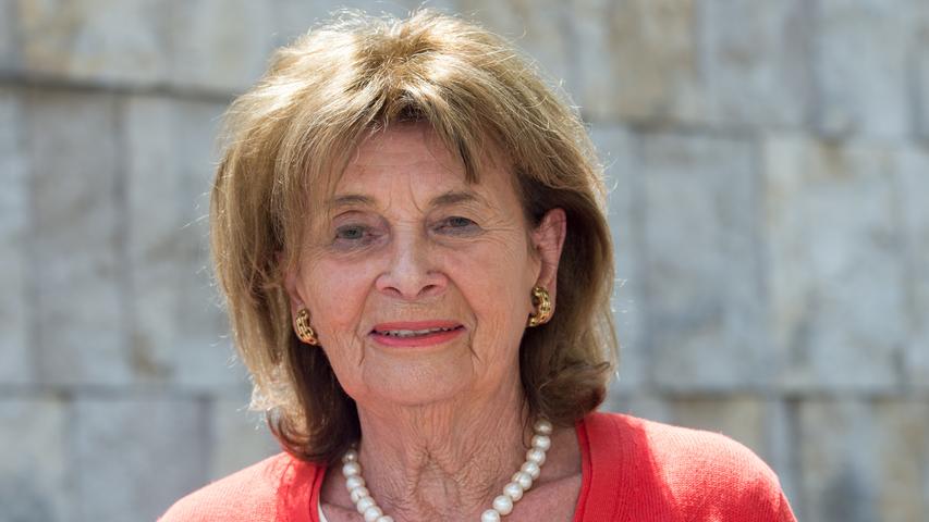 Charlotte Knobloch, Präsidentin der Israelitischen Kultusgemeinde in München: Söder hat sich "über viele Jahre auf seinen unterschiedlichen Positionen nach bestem Wissen und Gewissen für unser Land und das Wohl der Menschen in Bayern eingesetzt. Er zählt ohne Zweifel zu den herausragenden Politikern unserer Zeit ... Er ist tief in Tradition und Glauben sowie in unseren freiheitlich-demokratischen Grundsätzen verwurzelt." Charlotte Knobloch, Präsidentin der Israelitischen Kultusgemeinde in München: Söder hat sich "über viele Jahre auf seinen unterschiedlichen Positionen nach bestem Wissen und Gewissen für unser Land und das Wohl der Menschen in Bayern eingesetzt. Er zählt ohne Zweifel zu den herausragenden Politikern unserer Zeit ... Er ist tief in Tradition und Glauben sowie in unseren freiheitlich-demokratischen Grundsätzen verwurzelt."