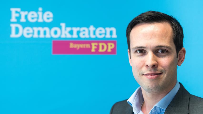 Martin Hagen, Spitzenkandidat der FDP Bayern: "Söders Wahl markiert den Abschluss eines langen und quälenden Machtkampfes auf dem Rücken der Bürgerinnen und Bürger in Bayern. Der CSU-interne Erbfolgestreit hat unser Land jahrelang gelähmt. Jetzt muss endlich das Land im Vordergrund stehen, nicht die Person. Ich wünsche dem neuen Ministerpräsidenten für seine Aufgabe eine glückliche Hand – zum Wohle Bayerns." Martin Hagen, Spitzenkandidat der FDP Bayern: "Söders Wahl markiert den Abschluss eines langen und quälenden Machtkampfes auf dem Rücken der Bürgerinnen und Bürger in Bayern. Der CSU-interne Erbfolgestreit hat unser Land jahrelang gelähmt. Jetzt muss endlich das Land im Vordergrund stehen, nicht die Person. Ich wünsche dem neuen Ministerpräsidenten für seine Aufgabe eine glückliche Hand – zum Wohle Bayerns."