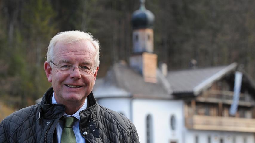 CSU-Fraktionschef Thomas Kreuzer:Kurz vor der Wahl von Markus Söder zum neuen bayerischen Ministerpräsidenten hat CSU-Fraktionschef Thomas Kreuzer den Franken als hervorragenden Kandidaten bezeichnet. Söder werde den Freistaat in eine gute Zukunft führen und die Herausforderungen der kommenden Jahre meistern, sagte Kreuzer am Freitag im Landtag. Fachkompetenz, Leidenschaft in der Sache und Zuverlässigkeit zeichneten ihn aus. "Ich bin überzeugt, er wird ein starker und angesehener Ministerpräsident werden", sagte Kreuzer. CSU-Fraktionschef Thomas Kreuzer:Kurz vor der Wahl von Markus Söder zum neuen bayerischen Ministerpräsidenten hat CSU-Fraktionschef Thomas Kreuzer den Franken als hervorragenden Kandidaten bezeichnet. Söder werde den Freistaat in eine gute Zukunft führen und die Herausforderungen der kommenden Jahre meistern, sagte Kreuzer am Freitag im Landtag. Fachkompetenz, Leidenschaft in der Sache und Zuverlässigkeit zeichneten ihn aus. "Ich bin überzeugt, er wird ein starker und angesehener Ministerpräsident werden", sagte Kreuzer.