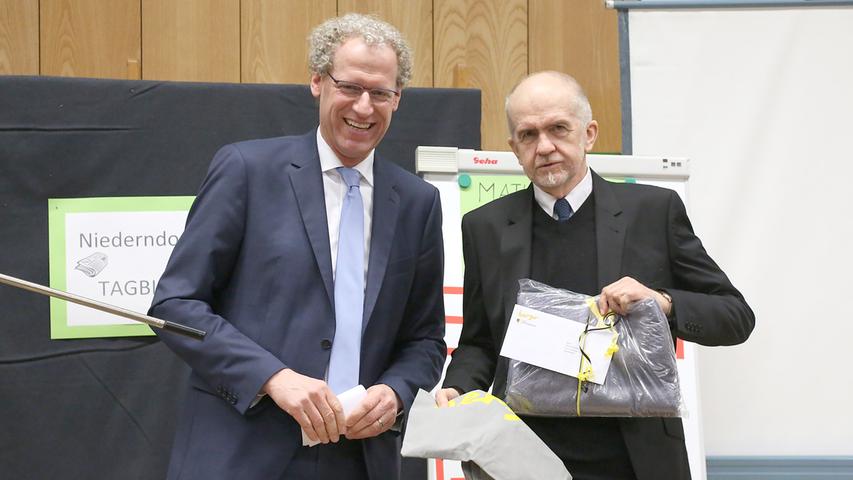 Bürgermeister German Hacker (l.) beschenkte den scheidenden Rektor der Cunz-Reyther-Grundschule in Niederndorf.