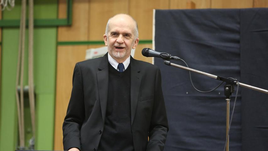 Helmut Reinbold, nun ehemaliger Rektor der Cunz-Reyther-Grundschule in Niederndorf, bei der Ansprache zu seinem Ruhestand.