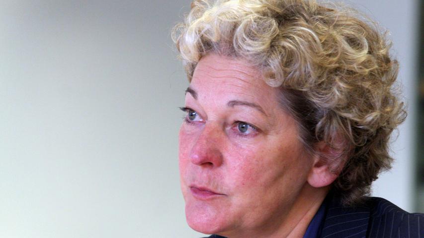 Christine Stahl, ehemalige Vizepräsidentin des Bayerischen Landtags und Abgeordnete für die Grünen:"Ich habe Herrn Söder immer so erlebt, dass er sich bei politischen Entscheidungen nur an Nützlichkeitserwägungen orientiert hat. Ihm fehlen Demut und Respekt vor Schwächeren. Ich glaube nicht, dass er ein Gewinn für die politische Arbeit in Bayern ist. Mein Ministerpräsident ist er nicht.
Sein Auftreten hat etwas Rücksichtsloses. Seine Natur ist die des Draufhauers. Das kann er nicht verleugnen. Es ist lächerlich, was für ein Popanz um ihn gemacht wird. Er ist schließlich der Vertreter einer Sechs-Prozent-Partei im Bund." Christine Stahl, ehemalige Vizepräsidentin des Bayerischen Landtags und Abgeordnete für die Grünen:"Ich habe Herrn Söder immer so erlebt, dass er sich bei politischen Entscheidungen nur an Nützlichkeitserwägungen orientiert hat. Ihm fehlen Demut und Respekt vor Schwächeren. Ich glaube nicht, dass er ein Gewinn für die politische Arbeit in Bayern ist. Mein Ministerpräsident ist er nicht.
Sein Auftreten hat etwas Rücksichtsloses. Seine Natur ist die des Draufhauers. Das kann er nicht verleugnen. Es ist lächerlich, was für ein Popanz um ihn gemacht wird. Er ist schließlich der Vertreter einer Sechs-Prozent-Partei im Bund."