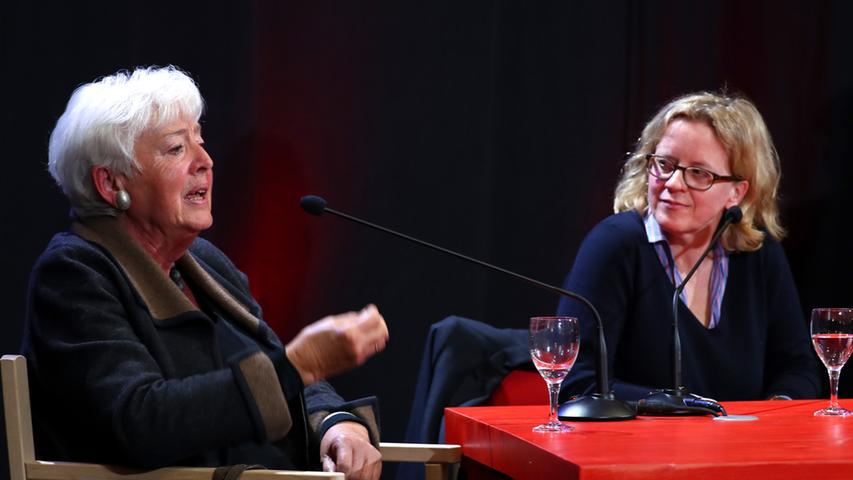 Renate Schmidt (SPD), (links), ehemalige SPD-Chefin in Bayern und Bundesfamilienministerin: "Ich habe Markus Söder als jemanden kennengelernt, der etwas werden will und seiner Heimatstadt sehr verbunden ist. Ob das so weitergehen kann, wage ich zu bezweifeln. Er hat ein gewisses Gespür für Auftritte und hin und wieder eine etwas ruppige Art, um etwas durchzusetzen, auch wenn er im Moment so tut, als ob er Kreide gegessen hätte.
Ich wünsche ihm eine glückliche Hand und dass er gelegentlich zuhört, was die Opposition zu sagen hat. Und ich hoffe sehr, dass er beim Fasching in Veitshöchheim nicht plötzlich im Smoking auftritt. Das wäre zu viel des Ministerpräsidenten-Gehabes." Renate Schmidt (SPD), (links), ehemalige SPD-Chefin in Bayern und Bundesfamilienministerin: "Ich habe Markus Söder als jemanden kennengelernt, der etwas werden will und seiner Heimatstadt sehr verbunden ist. Ob das so weitergehen kann, wage ich zu bezweifeln. Er hat ein gewisses Gespür für Auftritte und hin und wieder eine etwas ruppige Art, um etwas durchzusetzen, auch wenn er im Moment so tut, als ob er Kreide gegessen hätte.
Ich wünsche ihm eine glückliche Hand und dass er gelegentlich zuhört, was die Opposition zu sagen hat. Und ich hoffe sehr, dass er beim Fasching in Veitshöchheim nicht plötzlich im Smoking auftritt. Das wäre zu viel des Ministerpräsidenten-Gehabes."