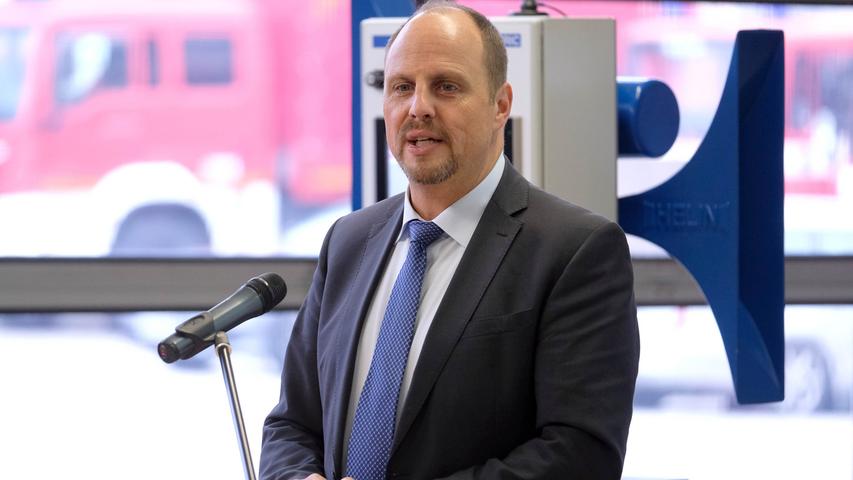 Christian Vogel, Nürnberger Bürgermeister (SPD): "Ich habe immer damit gerechnet, dass Markus Söder alles dafür tun wird, dass er ganz oben ankommt. Aber von der Geschwindigkeit war ich überrascht. Er kann sich seine Spitzen nie ganz verkneifen. Wenn er das Gefühl hat, er muss dem Sozi Vogel eine mitgeben, dann tut er das. Er ist aber jemand, mit dem man offen reden kann und niemand, der sich abschirmt. Ich hoffe, dass man mit ihm als Ministerpräsidenten genauso reden kann.
Ich wünsche Markus Söder wirklich viel Erfolg, dass es ein offenes Miteinander und keine Ausgrenzung in Bayern gibt. Und ich wünsche ihm Mut und Kraft, alte Zöpfe abzuschneiden, dass er zum Beispiel seine starre Haltung zu Drogenkonsumräumen aufgibt oder die Haltung zur Blauen Plakette überdenkt." Christian Vogel, Nürnberger Bürgermeister (SPD): "Ich habe immer damit gerechnet, dass Markus Söder alles dafür tun wird, dass er ganz oben ankommt. Aber von der Geschwindigkeit war ich überrascht. Er kann sich seine Spitzen nie ganz verkneifen. Wenn er das Gefühl hat, er muss dem Sozi Vogel eine mitgeben, dann tut er das. Er ist aber jemand, mit dem man offen reden kann und niemand, der sich abschirmt. Ich hoffe, dass man mit ihm als Ministerpräsidenten genauso reden kann.
Ich wünsche Markus Söder wirklich viel Erfolg, dass es ein offenes Miteinander und keine Ausgrenzung in Bayern gibt. Und ich wünsche ihm Mut und Kraft, alte Zöpfe abzuschneiden, dass er zum Beispiel seine starre Haltung zu Drogenkonsumräumen aufgibt oder die Haltung zur Blauen Plakette überdenkt."