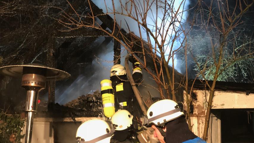 Brand in Buchenbühl: Feuerwehr dämmt Flammen schnell ein 