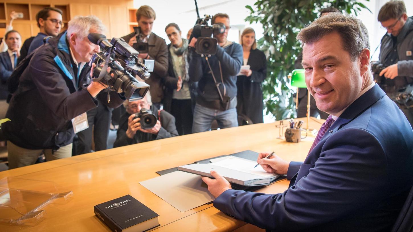 Erstmals an seinem neuen Arbeitsplatz: Markus Söder sitzt am Schreibtisch in der Münchner Staatskanzlei, umringt von Fotografen. "Aufgeregt" sei er vor der Wahl gewesen, sagt der Nürnberger im Interview. "Das steckt niemand so locker weg", so Söder.