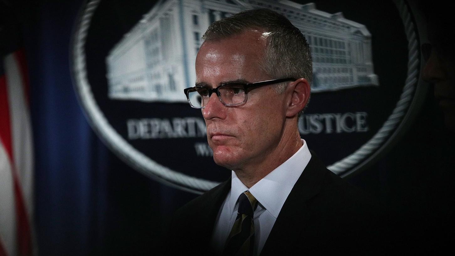 Zwei Tage vor seiner Pensionierung entlassen. Trump konnte das Wochenende wohl nicht mehr abwarten und feuerte freudig den FBI-Vizedirektor McCabe. Zwei Tage vor seiner Pensionierung entlassen. Trump konnte das Wochenende wohl nicht mehr abwarten und feuerte freudig den FBI-Vizedirektor McCabe.