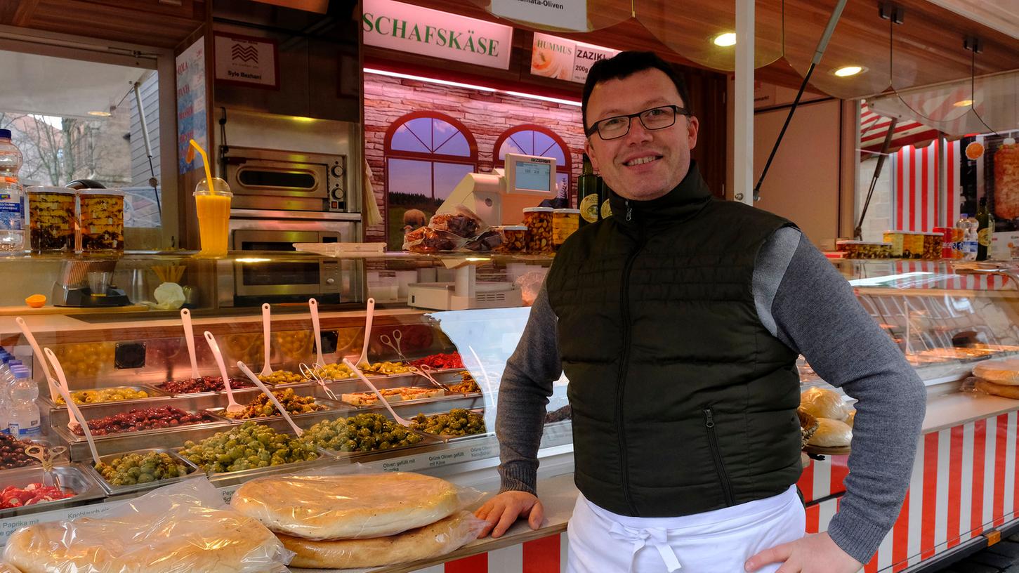 Syle Bezhani bietet auf dem Wochenmarkt mediterrane Spezialitäten an. Er ist froh, dass er seinen Stand künftig nicht mehr abbauen muss. Dadurch, so argumentiert er, entstehe auch weniger Lieferverkehr in der Altstadt.