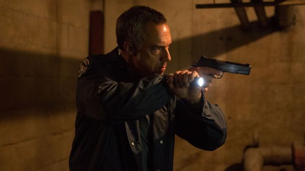 Herrlich unprätentiös und geradlinig kommt "Bosch" daher, das trotz der klassischsten aller Krimi-Elemente eine enorme Frische ausstrahlt: Der titelgebende Polizist Harry Bosch ist ein temperamentvoller Ermittler aus Los Angeles, dessen Alleingänge und Wutausbrüche ihm ein ums andere Mal einen schweren Stand im Revier verschaffen. Soweit Standard, selbst im "Tatort". Doch der Gerechtigkeitsfanatiker, dessen Ehe mit Kind in die Brüche ging, führt gutes im Schilde und konfrontiert mit einem Fall über einen vermissten Jungen seine eigene Vergangenheit. Wem die Polizei-Procedurals im linearen Fernsehen zu eintönig sind und wer stattdessen nach einem horizontal erzählten und packenden Krimi im Streaming-Bereich sucht, der ist bei der auf den Kriminalromanen von Michael Connelly basierenden Amazon-Serie bestens aufgehoben.