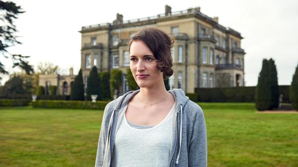 "Fleabag" ist keine Amazon-Serie durch und durch, genauer gesagt koproduzierte der Online-Versandhändler das Format zusammen mit dem britischen Sender BBC Three. Dennoch zählt die Comedy-Serie zu den Originalformaten Amazons - und das besticht durch den großartigen Humor seiner Macherin und Hauptdarstellerin Phoebe Waller-Bridge. Die Jung-Autorin und Komödiantin spielt eine junge, in London lebende Frau, die endlich ihr Leben auf die Reihe bringen will. Vordergündig wirkt "Fleabag" zum Brüllen komisch, dreckig und zuweilen anzüglich, letztlich stellt die nur aus sechs Episoden bestehende Serie aber eine tiefgründige Meditation auf Themen wie Trauer und Einsamkeit dar. Ehe man es sich versieht, hat man die Serie auch schon durchgesehen, doch das Format geht nicht spurlos an seinen Zuschauern vorüber. Nach jedem Abenteuer der sexuell experimentierfreudigen jungen Frau, die eine große Tragödie verbirgt, wartet ein treffsicherer Schlag in die Magengrube.