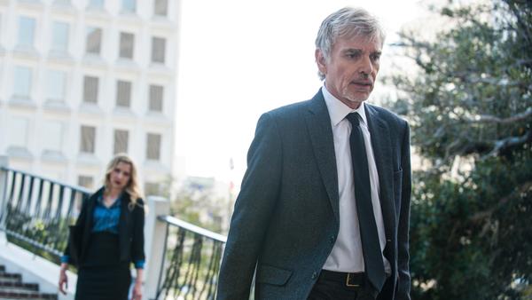 In "Goliath" erwartet Zuschauer ein Anwalts-Thriller der alten Schule mit einem hervorragend aufspielenden Billy Bob Thornton als ein mit allen Wassern gewaschener, aber emotional gebrochener Jurist. Thornton erhielt für seine Performance einen Golden Globe und damit die größte Ehrung im Serien-Bereich. Die Serie stammt außerdem aus der Feder von David E. Kelley, der sich schon in "Boston Legal" in der Welt des Rechts austobte und mit "Big Little Lies" einen der größten Serienhits des Jahrs 2017 schuf. Der titelgebende "Goliath" findet sich im Format in "David" Billy McBrides (Thornton) Ex-Partner, der zu seinem Erzfeind avancierte (herrlich sinister gespielt von William Hurt). Seiner übermächtigen Anwaltskanzlei stellt sich der alkoholkranke Advokat McBride entgegen, um ein düsteres Geheimnis aufzudecken... Die große Stärke von "Goliath" liegt darin, dass die Serie zu keinem Zeitpunkt vorgibt, mehr zu sein als sie ist - nämlich handwerklich einwandfrei produzierte und dargebotene Hausmannskost mit starken Figuren. "Californication" trifft einen Verschwörungsthriller von John Grisham.