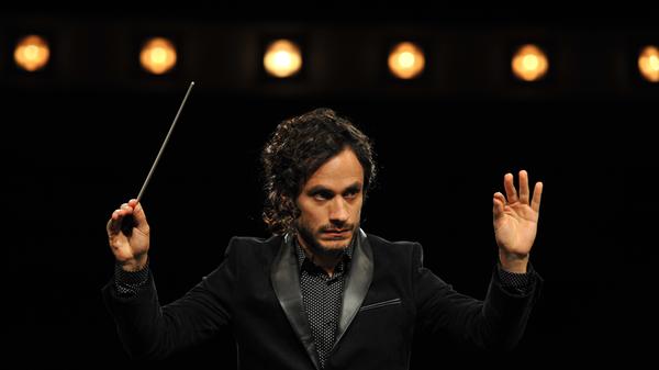 Für Fans völlig unter dem Radar fliegt auch heute noch "Mozart in the Jungle", dabei zählt die Serie zu den größten Erfolgen des Online-Versandhändlers - zwar nicht in Sachen Abrufzahlen, dafür aber hinsichtlich ihres Renommees. Sensationell gewann die Musik-Dramedy im Jahr 2016 zwei Golden Globes: als Beste Serie in der Kategorie "Comedy/Musical" und für den besten Darsteller einer Serie dieser Kategorie. Letztere Auszeichnung ging an Gael García Bernal, der in "Mozart in the Jungle" einen genialen lateinamerikanischen Dirigenten spielt. Im Zentrum des Formats steht jedoch die talentierte Oboistin Lola Kirke, die ihre große Karriere im angesehenen New Yorker Symphonieorchester sucht - aber die Liebe findet. Die Produktion wurde von den Memoiren "Mozart in the Jungle: Sex, Drugs and Classical Music" der Profi-Oboistin Blair Tindall inspiriert, die darin ihre Karriere Revue passieren lässt.