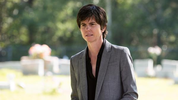 Schonungslos persönlich arbeitet "One Mississippi" das Leben von Humoristin Tig Notaro auf, die in der Serie selbst die Hauptrolle übernimmt. Als DJ in Los Angeles erholt sie sich gerade von ihrem Brustkrebs-Leiden, doch dann stirbt ihre Mutter unerwartet. Also kehrt sie zurück in ihre Heimatstadt Mississippi, wo sie die verschiedenen Stufen der Trauer durchlebt. Wem das alles zu tragisch klingt, dem sei versichert, dass es sich bei "One Mississippi" nicht nur um ein Drama über Tod und Verlust handelt, sondern auch um eine schwarze Komödie. Das Ergebnis ist ein Format, das unerwartete Wege beschreitet, um Humor im Tragischen zu finden, seinen Figuren dabei aber immer die nötige Ehrerbietung erweist. Mit dem weniger als Comedy-Serie als viel mehr als heilendes Drama angelegten Format sollte sich jeder befassen, der schon einmal einen großen Verlust erlitten hat.