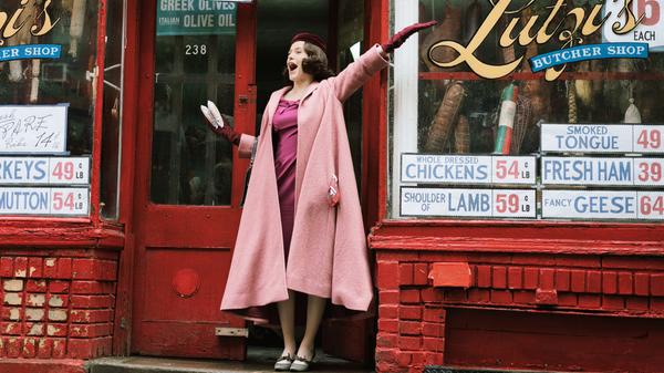 "The Marvelous Mrs. Maisel" setzte 2018 den Lauf von Amazon bei den Golden Globes fort. Die Dramedy-Serie von "Gilmore Girls"-Schöpferin Amy Sherman-Palladino gewann gleich nach Staffel eins zwei der begehrten Trophäen - für seine Hauptdarstellerin Rachel Brosnahan und als beste Comedy-Serie. Die Serie spielt im New York der 1950er Jahre und handelt von einer perfekten Hausfrau der Upper Westside, die nach der Trennung von ihrem Mann die Stand-Up-Comedy unerwartet für sich entdeckt. Und das zu einer Zeit, in der Frauen in dieser Szene nicht gerade mit offenen Armen empfangen wurden. Mit feministischen Noten trifft "The Marvelous Mrs. Maisel" genau den Zeitgeist, doch die tollen Comedy-Elemente und der Ausflug in die Geschichte des Stand-Up bieten auch alleine genug Gründe, um die Serie ganz oben auf die Watchlist zu setzen. Kein Zweifel: Für die großartige "House of Cards"-Darstellerin Rachel Brosnahan wird die Amazon-Originalserie ein herrlich federndes Karriere-Sprungbrett sein. Staffel zwei setzte weitere Lobeshymnen in Gang.
