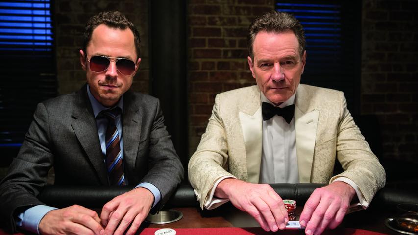 In "Sneaky Pete" darf der ewige Nebendarsteller Giovanni Ribisi endlich eine Titelrolle spielen - und diese füllt er blendend aus. Die Drama-Serie von "Dr. House"-Schöpfer David Shore und Graham Yost ("Justified") strotzt vor Energie, Witz und hohem Tempo. Eines der Hauptargumente dafür, der Amazon-Serie eine Chance zu geben, stellt aber wohl "Breaking Bad"-Serienikone Bryan Cranston dar, der in "Sneaky Pete" einen schmierigen Gangsterboss verkörpert und das Format gleich mitproduziert. Ihm schuldet der Trickbetrüger Marius (Ribisi) 100.000 Dollar - und weil er die gestellte Zeitfrist nicht einhält, kidnappt Cranstons Figur kurzerhand dessen Bruder. Um an das Geld zu kommen, nimmt Marius die Identität seines ehemaligen Zellengenossen aus dem Gefängnis an. Sein Name: Pete. Dessen Familie plant Marius auszunehmen, dabei kommt er Petes Angehörigen aber gefährlich nahe. Ein High-Concept-Drama mit großartigen Nebendarstellern und toller Figurenzeichnung. "Sneaky Pete" macht in Windeseile süchtig und erreicht bald den Punkt, nach dem man einfach nicht mehr abschalten kann. In "Sneaky Pete" darf der ewige Nebendarsteller Giovanni Ribisi endlich eine Titelrolle spielen - und diese füllt er blendend aus. Die Drama-Serie von "Dr. House"-Schöpfer David Shore und Graham Yost ("Justified") strotzt vor Energie, Witz und hohem Tempo. Eines der Hauptargumente dafür, der Amazon-Serie eine Chance zu geben, stellt aber wohl "Breaking Bad"-Serienikone Bryan Cranston dar, der in "Sneaky Pete" einen schmierigen Gangsterboss verkörpert und das Format gleich mitproduziert. Ihm schuldet der Trickbetrüger Marius (Ribisi) 100.000 Dollar - und weil er die gestellte Zeitfrist nicht einhält, kidnappt Cranstons Figur kurzerhand dessen Bruder. Um an das Geld zu kommen, nimmt Marius die Identität seines ehemaligen Zellengenossen aus dem Gefängnis an. Sein Name: Pete. Dessen Familie plant Marius auszunehmen, dabei kommt er Petes Angehörigen aber gefährlich nahe. Ein High-Concept-Drama mit großartigen Nebendarstellern und toller Figurenzeichnung. "Sneaky Pete" macht in Windeseile süchtig und erreicht bald den Punkt, nach dem man einfach nicht mehr abschalten kann.