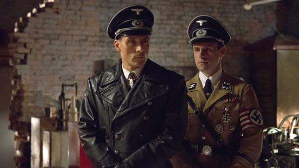 Mit am meisten Aufmerksamkeit erzeugte "The Man in the High Castle" für Amazons Streaming-Dienst Prime Video. Das ist angesichts der brisanten Serien-Prämisse keine Überraschung, denn die Dystopie denkt einen entscheidenden Teil der Weltgeschichte neu: Nicht die Alliierten haben den zweiten Weltkrieg gewonnen, sondern die Nazis. Deswegen gehört jetzt ein Teil der USA zum deutschen Großreich, der andere zu Japan - eine Idee, die auf Philip K. Dicks preisgekröntem Roman basiert und als Serie von Regie-Legende Ridley Scott produziert wurde. Doch ein Mann probt den Aufstand und führt in den deutschen Gebieten eine Widerstandsgruppe an. In dieser kursiert ein Film, der eine eine ganz andere Realität zu zeigen scheint - eine, in der Japan und Deutschland besiegt wurden... Komplexe Charaktere, packende Storylines, viel Style und die Faszination politischer Intrigen machten "The Man in the High Castle" zurecht zu einer der erfolgreichsten Amazon-Serien.