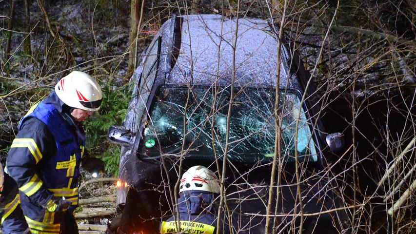 Schleuderfahrt bei Kalchreuth: Auto überschlägt sich