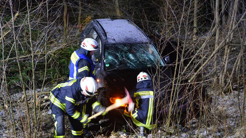 Schleuderfahrt bei Kalchreuth: Auto überschlägt sich