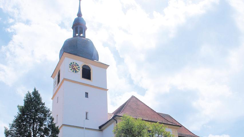 Die Freiherren von Seckendorff-Aberdar ließen ab 1765/66 die Kirche St. Erhard in Sugenheim als evangelische Predigtkirche neu errichten. Auf den Resten einer spätmittelalterlichen Kirche entstanden ein Saalbau mit Walmdach und Querhaus in schlichten Barockformen und 1769 bis 1773 ein Turm mit welscher Haube. Die als Markgrafenstil bezeichnete Charakteristik zeigt sich im Inneren in der gleichwertigen Anordnung des Altars und der Kanzel an der Kanzelwand mit der Orgelempore darüber. Sie spiegelt die Liturgie wider, bei der das verkündete Wort im Zentrum steht. Dass dieses von jedem Besucher gut gehört werden kann, stellen die umlaufenden, zweigeschossigen Emporen sicher.