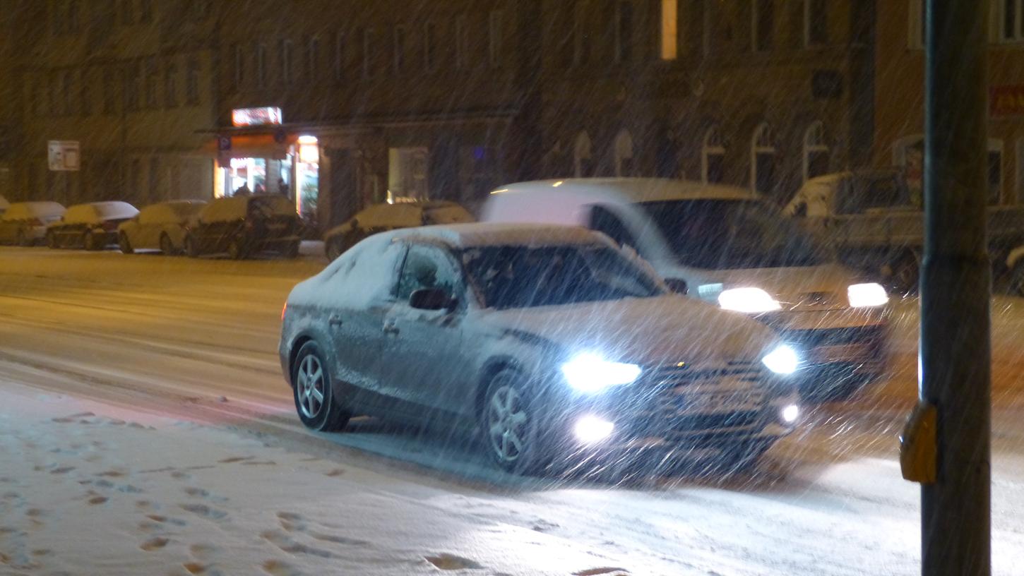 Dichtes Schneetreiben wie hier in Fürth verwandelte am Sonntag manche Autofahrt in eine unkontrollierte Rutschpartie.
