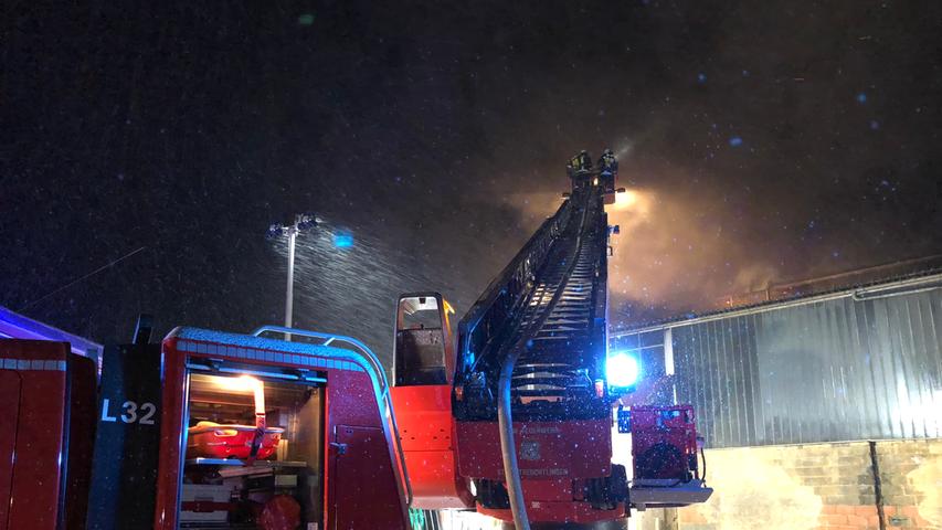 Mit einem Großaufgebot kämpften Feuerwehren aus dem ganzen südlichen Landkreis in der Nacht von Samstag auf Sonntag bei Langenaltheim gegen die Flammen.