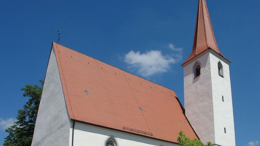 Neben der Pfarrkirche St. Nikolaus gibt es in Burgoberbach noch die Kirche St. Leonhard, die früher – was heute so nicht mehr wahrzunehmen ist – außerhalb des Ortes lag. Bereits im 15. Jahrhundert war die Leonhardikirche Wallfahrtsort. Noch heute spielt die auch Kappelkirche genannte Nebenkirche während des in Burgoberbach gepflegten Leonhardiritt-Brauchs eine zentrale Rolle.