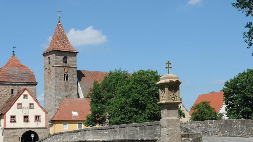 Zu den Wahrzeichen des Oberen Altmühltals gehört die Altmühlbrücke am sogenannten Unteren Tor in Ornbau. Die aus Sandsteinquadern gemauerte Bogenbrücke entstand in ihrer jetzigen Form nach einer umfassenden Reparatur 1805 bis 1807, geht aber auf einen Vorgängerbau aus dem frühen 18. Jahrhundert zurück. Insgesamt fünf Joche in unterschiedlichen Spannweiten schlagen die Brücke über die Altmühl. Am südlichen Zugang zur Brücke, die an dieser Stelle eine leichte Kurve zieht, verläuft noch ein sechster Bogen über einem mittlerweile verlandeten Seitenarm der Altmühl. An der Oberstromseite sind keilförmige Vorköpfe als Strömungsbrecher vor die Brückenpfeiler gesetzt. Flussabwärts, auf der anderen Brückenseite, werden drei Pfeiler um halbrunde Kanzeln als Ausweichlager für Fußgänger erweitert. Die umlaufende Brüstungsmauer ist direkt auf das Kranzgesims gesetzt. Im nördlichen Ausweichlager ist der Brückenheilige Nepomuk aufgestellt (gestiftet 1736), an der südlichen Auffahrt befindet sich ein Bildstock von 1611. Zu den Wahrzeichen des Oberen Altmühltals gehört die Altmühlbrücke am sogenannten Unteren Tor in Ornbau. Die aus Sandsteinquadern gemauerte Bogenbrücke entstand in ihrer jetzigen Form nach einer umfassenden Reparatur 1805 bis 1807, geht aber auf einen Vorgängerbau aus dem frühen 18. Jahrhundert zurück. Insgesamt fünf Joche in unterschiedlichen Spannweiten schlagen die Brücke über die Altmühl. Am südlichen Zugang zur Brücke, die an dieser Stelle eine leichte Kurve zieht, verläuft noch ein sechster Bogen über einem mittlerweile verlandeten Seitenarm der Altmühl. An der Oberstromseite sind keilförmige Vorköpfe als Strömungsbrecher vor die Brückenpfeiler gesetzt. Flussabwärts, auf der anderen Brückenseite, werden drei Pfeiler um halbrunde Kanzeln als Ausweichlager für Fußgänger erweitert. Die umlaufende Brüstungsmauer ist direkt auf das Kranzgesims gesetzt. Im nördlichen Ausweichlager ist der Brückenheilige Nepomuk aufgestellt (gestiftet 1736), an der südlichen Auffahrt befindet sich ein Bildstock von 1611.