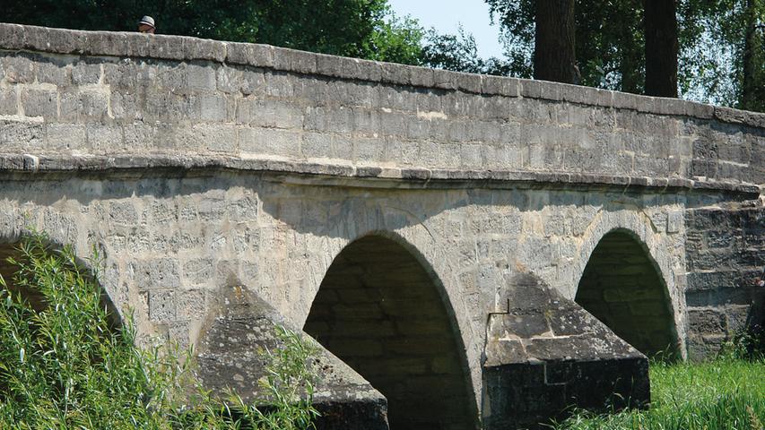 Eine Untersuchung, die der Brückensanierung voranging, ergab 2012 ein umfangreiches Schadensbild. Die auf die Bögen wirkenden hohen Lasten konnten kaum mehr abgeleitet werden. Die Bogenscheitel hatten sich verschoben. Risse längs der Brückenachse ließen ebenso auf statische Probleme schließen wie Schrägrisse in den Kanzeln. Die Brüstungsmauer hatte sich verlagert. Das historische Pflaster der Fahrbahn war verdrückt und gelockert. Neuzeitliche Zementreparaturen hatten mit dem Sandstein reagiert und zu Folgeschäden geführt. Eine Untersuchung, die der Brückensanierung voranging, ergab 2012 ein umfangreiches Schadensbild. Die auf die Bögen wirkenden hohen Lasten konnten kaum mehr abgeleitet werden. Die Bogenscheitel hatten sich verschoben. Risse längs der Brückenachse ließen ebenso auf statische Probleme schließen wie Schrägrisse in den Kanzeln. Die Brüstungsmauer hatte sich verlagert. Das historische Pflaster der Fahrbahn war verdrückt und gelockert. Neuzeitliche Zementreparaturen hatten mit dem Sandstein reagiert und zu Folgeschäden geführt.