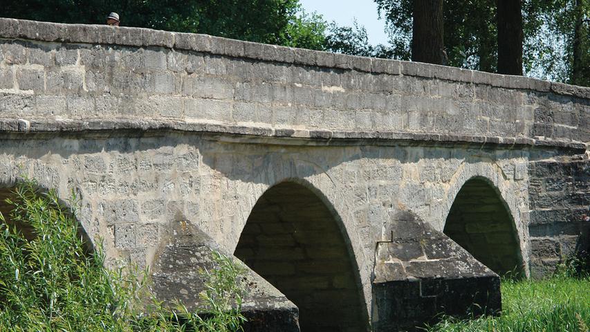 Eine Untersuchung, die der Brückensanierung voranging, ergab 2012 ein umfangreiches Schadensbild. Die auf die Bögen wirkenden hohen Lasten konnten kaum mehr abgeleitet werden. Die Bogenscheitel hatten sich verschoben. Risse längs der Brückenachse ließen ebenso auf statische Probleme schließen wie Schrägrisse in den Kanzeln. Die Brüstungsmauer hatte sich verlagert. Das historische Pflaster der Fahrbahn war verdrückt und gelockert. Neuzeitliche Zementreparaturen hatten mit dem Sandstein reagiert und zu Folgeschäden geführt.