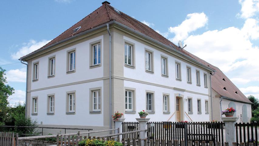 Eine klare Fassadengestaltung zeichnet das klassizistische, 1819 entstandene, repräsentative Wohnhaus im Jochsberger Brauhausweg aus. Die Fassade des zweigeschossigen Gebäudes mit sieben zu vier Fensterachsen auf einem Sockelfundament wird durch breite Ecklisenen eingefasst. Ein doppeltes, an den Ecken verkröpftes Gurtband und ein profiliertes Kranzgesims gliedern den Walmdachbau horizontal. An den Längsseiten wird jeweils das Zentrum leicht von der einheitlichen Gestaltung der rechteckigen Fenstergewände abgehoben. Eine klare Fassadengestaltung zeichnet das klassizistische, 1819 entstandene, repräsentative Wohnhaus im Jochsberger Brauhausweg aus. Die Fassade des zweigeschossigen Gebäudes mit sieben zu vier Fensterachsen auf einem Sockelfundament wird durch breite Ecklisenen eingefasst. Ein doppeltes, an den Ecken verkröpftes Gurtband und ein profiliertes Kranzgesims gliedern den Walmdachbau horizontal. An den Längsseiten wird jeweils das Zentrum leicht von der einheitlichen Gestaltung der rechteckigen Fenstergewände abgehoben.