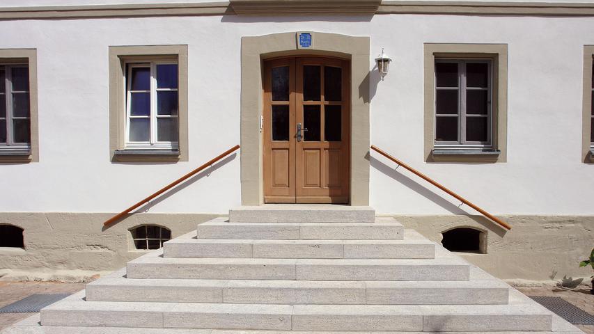 Die Fassade wurde 1974 zuletzt renoviert. Nicht nur witterungsbedingt hatte sie seither sehr gelitten. In vollständiger Eigenleistung, und dabei in steter Abstimmung mit den Denkmalbehörden, führte der Eigentümer 2015 bis 2016 eine erneute Fassadensanierung durch. ; Vor allem der Eingangsbereich auf der der Schauseite zum Hof hin hat eine deutliche Aufwertung erfahren. Eine zwar funktionale, aber unpassende Treppe aus Waschbeton wurde durch eine breit gelagerte Pyramidentreppe in Muschelkalkstein ersetzt. Diese repräsentative Freitreppe führt nun zum restaurierten Eingangsportal, das inschriftlich auf den Bauherrn verweist (G. M. Koerber 1819 = Georg Mathias Körber, Bierbrauer in Jochsberg). Die Fassade wurde 1974 zuletzt renoviert. Nicht nur witterungsbedingt hatte sie seither sehr gelitten. In vollständiger Eigenleistung, und dabei in steter Abstimmung mit den Denkmalbehörden, führte der Eigentümer 2015 bis 2016 eine erneute Fassadensanierung durch. ; Vor allem der Eingangsbereich auf der der Schauseite zum Hof hin hat eine deutliche Aufwertung erfahren. Eine zwar funktionale, aber unpassende Treppe aus Waschbeton wurde durch eine breit gelagerte Pyramidentreppe in Muschelkalkstein ersetzt. Diese repräsentative Freitreppe führt nun zum restaurierten Eingangsportal, das inschriftlich auf den Bauherrn verweist (G. M. Koerber 1819 = Georg Mathias Körber, Bierbrauer in Jochsberg).