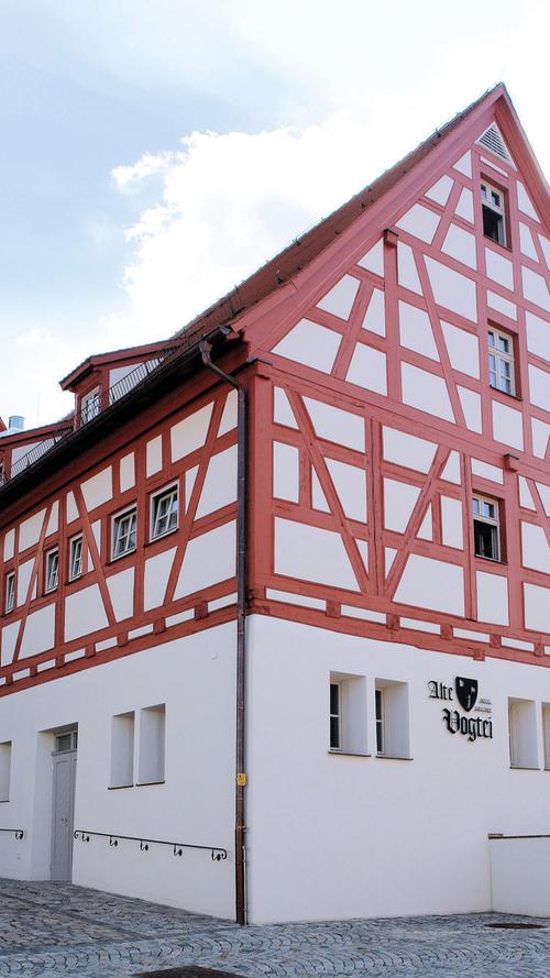 Seit 1210 gehörte Eschenbach dem Deutschen Orden, der in der Folgezeit hier prosperierte und die Stadt bis zur Säkularisation halten konnte. Zunächst war hier Sitz einer Komturei, später eines Amtmanns. Seit dem 14. Jahrhundert erledigte ein Vogt die Geschäfte des Ordens. Sein Dienstsitz war die heute so genannte "Alte Vogtei", eines der wichtigsten Gebäude im attraktivsten Gebäudeensemble der Stadt, das sich aus Kirche, Rathaus und der früherer Vogtei zusammensetzt. Seit 1210 gehörte Eschenbach dem Deutschen Orden, der in der Folgezeit hier prosperierte und die Stadt bis zur Säkularisation halten konnte. Zunächst war hier Sitz einer Komturei, später eines Amtmanns. Seit dem 14. Jahrhundert erledigte ein Vogt die Geschäfte des Ordens. Sein Dienstsitz war die heute so genannte "Alte Vogtei", eines der wichtigsten Gebäude im attraktivsten Gebäudeensemble der Stadt, das sich aus Kirche, Rathaus und der früherer Vogtei zusammensetzt.