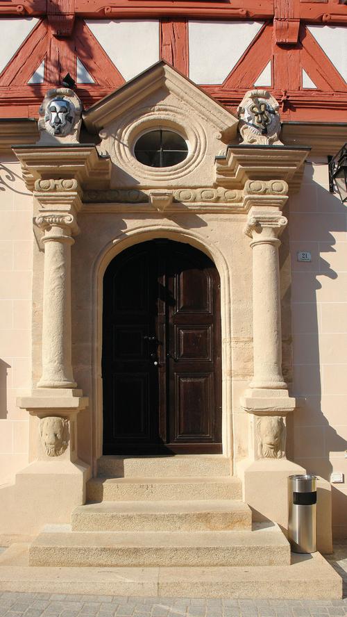 Um 1610 wurde dieses mächtige Fachwerkhaus über einem Vorgängerbau errichtet. Giebelständig, mit hohem, mehrgeschossigem Fachwerkgiebel sowie mit einem repräsentativen sandsteinernen Eingangsportal aus der Spätrenaissance versehen, zeigt es selbstbewusst den hohen Anspruch des Deutschen Ordens. Das schlichter gehaltene Rückgebäude ist wenig früher entstanden. Etwa 1720 erfolgte eine Barockisierung, bei der die Innenraumstruktur verändert und eine hochwertige Ausstattung mit Stuckdecken u. ä. eingebracht wurde. Um 1610 wurde dieses mächtige Fachwerkhaus über einem Vorgängerbau errichtet. Giebelständig, mit hohem, mehrgeschossigem Fachwerkgiebel sowie mit einem repräsentativen sandsteinernen Eingangsportal aus der Spätrenaissance versehen, zeigt es selbstbewusst den hohen Anspruch des Deutschen Ordens. Das schlichter gehaltene Rückgebäude ist wenig früher entstanden. Etwa 1720 erfolgte eine Barockisierung, bei der die Innenraumstruktur verändert und eine hochwertige Ausstattung mit Stuckdecken u. ä. eingebracht wurde.
