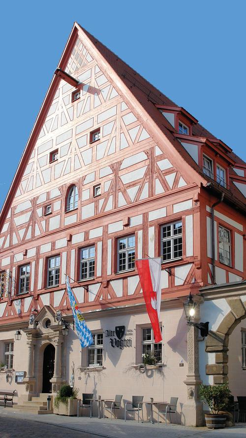 Im 19./20. Jahrhundert diente der Bau wechselnden Zwecken, u. a. als Bäckerei, später als Gaststätte, Konditorei, Weinstube und Fremdenunterkunft. Nach wiederholten, kleineren baulichen Maßnahmen hatte man bei einer Modernisierungsmaßnahme in den 1960er Jahren unsachgemäß in die Statik eingegriffen. Das Gebäude hat davon schwere statische Schäden davongetragen. Zuletzt war der Fachwerkgiebel instabil und neigte sich zur Straße hin. Das gesamte Fachwerk war ebenso marode wie weite Teile des Inneren. Als Gasthaus konnte die "Alte Vogtei" seit 2010 nicht mehr betrieben werden. Im 19./20. Jahrhundert diente der Bau wechselnden Zwecken, u. a. als Bäckerei, später als Gaststätte, Konditorei, Weinstube und Fremdenunterkunft. Nach wiederholten, kleineren baulichen Maßnahmen hatte man bei einer Modernisierungsmaßnahme in den 1960er Jahren unsachgemäß in die Statik eingegriffen. Das Gebäude hat davon schwere statische Schäden davongetragen. Zuletzt war der Fachwerkgiebel instabil und neigte sich zur Straße hin. Das gesamte Fachwerk war ebenso marode wie weite Teile des Inneren. Als Gasthaus konnte die "Alte Vogtei" seit 2010 nicht mehr betrieben werden.
