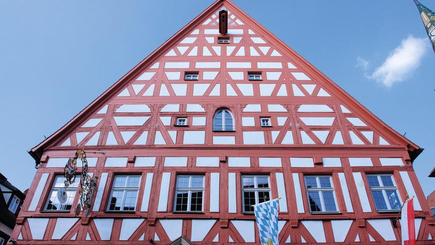 In Verantwortung vor seiner stark mit ihr verbundenen Geschichte hat die Stadt Wolframs-Eschenbach 2013 die "Alte Vogtei" übernommen und bis 2016 grundlegend und auf einem hohen denkmalpflegerischen Niveau instandgesetzt. Zahlreiche Vorbereitungstermine und Bauuntersuchungen gingen der Maßnahme voraus. Anfangs wurde entrümpelt, spätere Anbauten abgebrochen, neue Keller errichtet. Mit umfangreichen, zum Teil diffizilen Zimmererarbeiten konnten Fachwerkkonstruktion und Dachwerk statisch ertüchtigt und repariert werden. Bei der Mauerwerkssanierung wurden sowohl Fugen und Steinoberflächen, als auch die Putzbereiche instandgesetzt. Letztere wurden nach Befund neu gefasst. Den wertvollen historischen Fenster, die ein Holzrestaurator sorgfältig instand gesetzt hatte, wurden innen dämmende Scheiben vorgesetzt. An Fenstern und Türen wurden außerdem die historischen Beschläge fachgerecht restauriert. In Verantwortung vor seiner stark mit ihr verbundenen Geschichte hat die Stadt Wolframs-Eschenbach 2013 die "Alte Vogtei" übernommen und bis 2016 grundlegend und auf einem hohen denkmalpflegerischen Niveau instandgesetzt. Zahlreiche Vorbereitungstermine und Bauuntersuchungen gingen der Maßnahme voraus. Anfangs wurde entrümpelt, spätere Anbauten abgebrochen, neue Keller errichtet. Mit umfangreichen, zum Teil diffizilen Zimmererarbeiten konnten Fachwerkkonstruktion und Dachwerk statisch ertüchtigt und repariert werden. Bei der Mauerwerkssanierung wurden sowohl Fugen und Steinoberflächen, als auch die Putzbereiche instandgesetzt. Letztere wurden nach Befund neu gefasst. Den wertvollen historischen Fenster, die ein Holzrestaurator sorgfältig instand gesetzt hatte, wurden innen dämmende Scheiben vorgesetzt. An Fenstern und Türen wurden außerdem die historischen Beschläge fachgerecht restauriert.