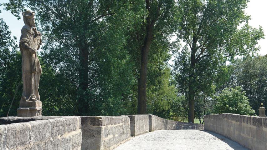 2013 bis 2015 wurde die Brücke saniert. Dabei sicherte man zunächst die Statik. Die Risse in den Bögen wurden vernadelt und verpresst, verlorene Flächen wiederaufgebaut und offene Fugen saniert. Durch zusätzliche Mauerungen konnte auch die Brüstung gefestigt werden. Bei allen Reparaturen, von denen hier nur ein Teil genannt ist, wurden ausschließlich denkmalgerechte Baustoffe verwendet. Nach Abschluss dieser hervorragend durchgeführten Maßnahme bleibt die Brücke für den schweren Verkehr gesperrt, was das identitätsstiftende Baudenkmal auch in der Zukunft nachhaltig schonen wird. 2013 bis 2015 wurde die Brücke saniert. Dabei sicherte man zunächst die Statik. Die Risse in den Bögen wurden vernadelt und verpresst, verlorene Flächen wiederaufgebaut und offene Fugen saniert. Durch zusätzliche Mauerungen konnte auch die Brüstung gefestigt werden. Bei allen Reparaturen, von denen hier nur ein Teil genannt ist, wurden ausschließlich denkmalgerechte Baustoffe verwendet. Nach Abschluss dieser hervorragend durchgeführten Maßnahme bleibt die Brücke für den schweren Verkehr gesperrt, was das identitätsstiftende Baudenkmal auch in der Zukunft nachhaltig schonen wird.