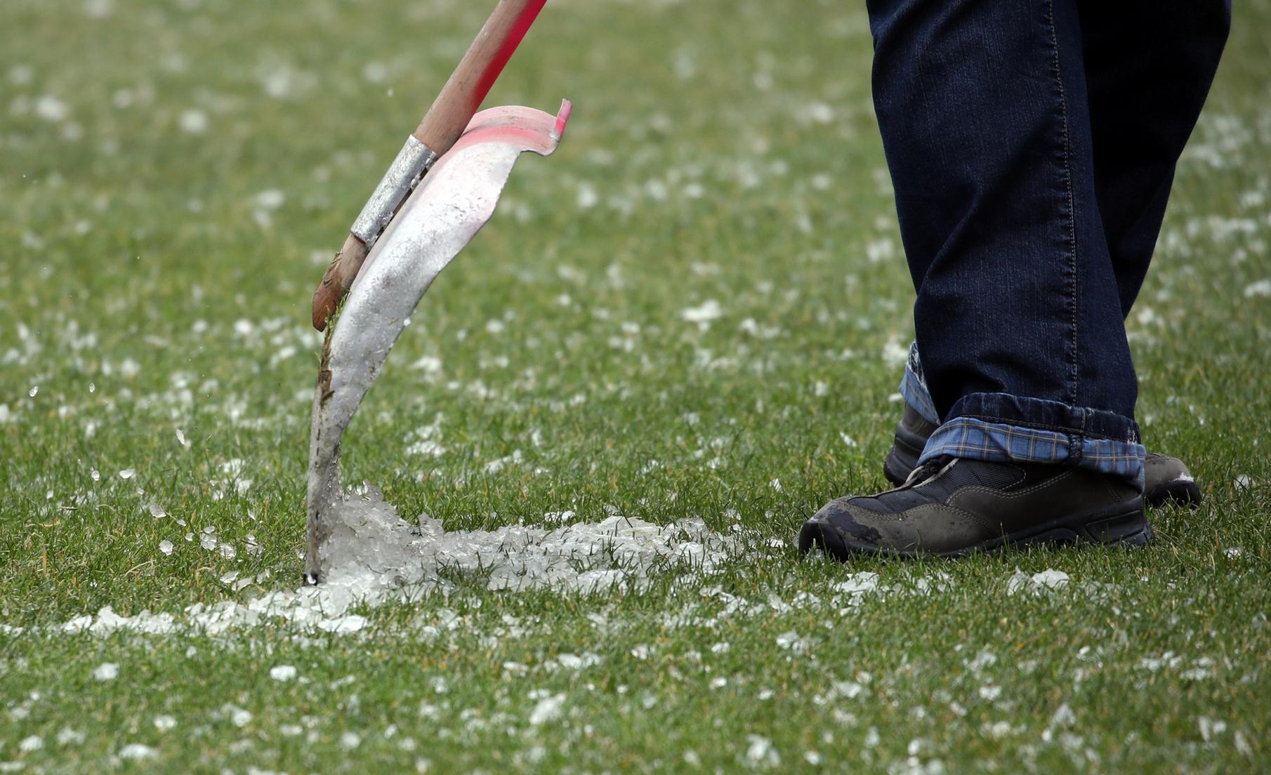 Der neu verlegte Rasen im Stadionachteck - der alte Belag von N&uuml;rnbergs Lieblingsspielplatz war nach vier anstrengenden Jahren und der j&uuml;ngsten Derby-Niederlage entsorgt worden - sah sich bei seiner Premiere gleich einer geh&ouml;rigen Strapazierprobe ausgesetzt. Es hatte heftig geschneit in der Noris. Dank geschickter Schaufel-Arbeit durften sich Hausherren und Lilien aber dennoch auf eine perfekt pr&auml;parierte Spielwiese freuen.