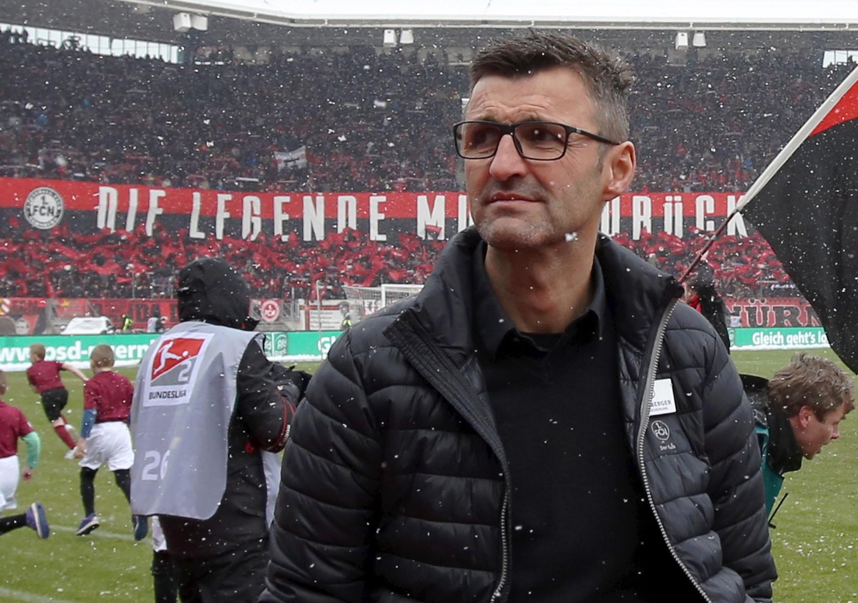 Freuen hatte man sich beim FCN zuletzt ja eher selten d&uuml;rfen. Dreimal in Folge war der Club vor dem Duell mit Darmstadt tor- und sieglos geblieben, hatte im Vorw&auml;rtsgang dabei &uuml;berdies wenig Durchschlagskraft gezeigt. Eine Krise wollte Michael K&ouml;llner auch vor dem Spiel gegen die S&uuml;dhessen nicht erkennen. Fakt jedoch war, dass der Vorsprung des Aufstiegsanw&auml;rters auf drittplatzierte Kieler, der nach dem 3:1 Sieg gegen Duisburg vor exakt vier Wochen noch stolze sieben Z&auml;hler betragen hatte, geh&ouml;rig zusammengeschmolzen ist.