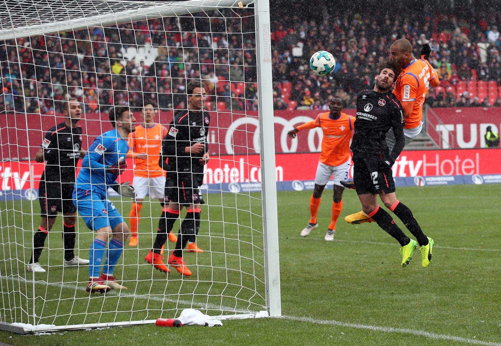 Und Darmstadt? Die Lilien, die in den ersten 15 Minuten offensiv nicht auff&auml;llig geworden waren, nutzten ihre erste gute Gelegenheit zur G&auml;ste-F&uuml;hrung. Nach einer Ecke bekam der Club den Ball nicht aus der Gefahrenzone. Kapit&auml;n Sulu k&ouml;pfte das Spielger&auml;t zum ebenfalls aufger&uuml;ckten Wilson Kamavuaka. Der Ex-N&uuml;rnberger verl&auml;ngerte die Kugel zu Terence Boyd, der die Kofballstafette mit Darmstadts 1:0 abschloss.