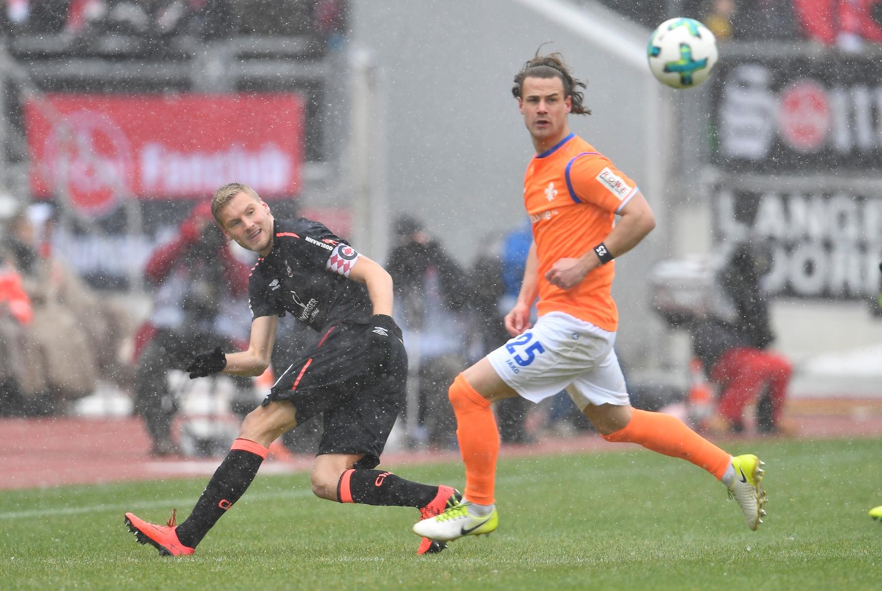 Rein in die Partie! Der Club nahm gegen Darmstadt von Beginn an das Heft des Handelns in die Hand und dr&auml;ngte die G&auml;ste mit Wucht und spielerischem Geschick weit in deren H&auml;lfte. W&auml;hrend sich die Schuster-Elf notgedrungen auf die Abwehrarbeit konzentrierte, dauerte es nicht lang, ehe sich der von Kapit&auml;n Hanno Behrens energisch angetriebene Altmeister die erste gute M&ouml;glichkeit erarbeitete.