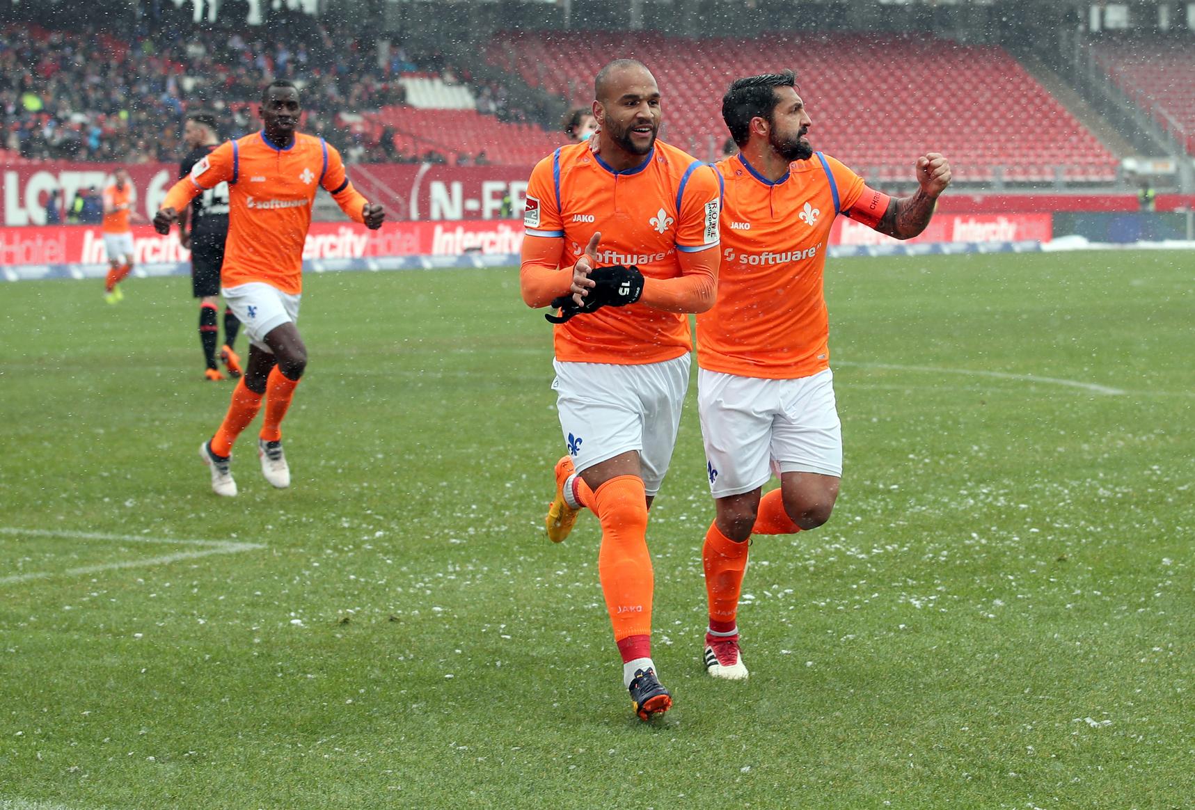 Der FCN war in den entscheidenden Duellen zu weit weg vom Gegenspieler und der Torsch&uuml;tze, der aus der Nahdistanz vollstreckt hatte, wenig sp&auml;ter ohne jahreszeitad&auml;quate Handschuhe unterwegs, um den Treffer mit seinen Vorlagengebern zu bejubeln.