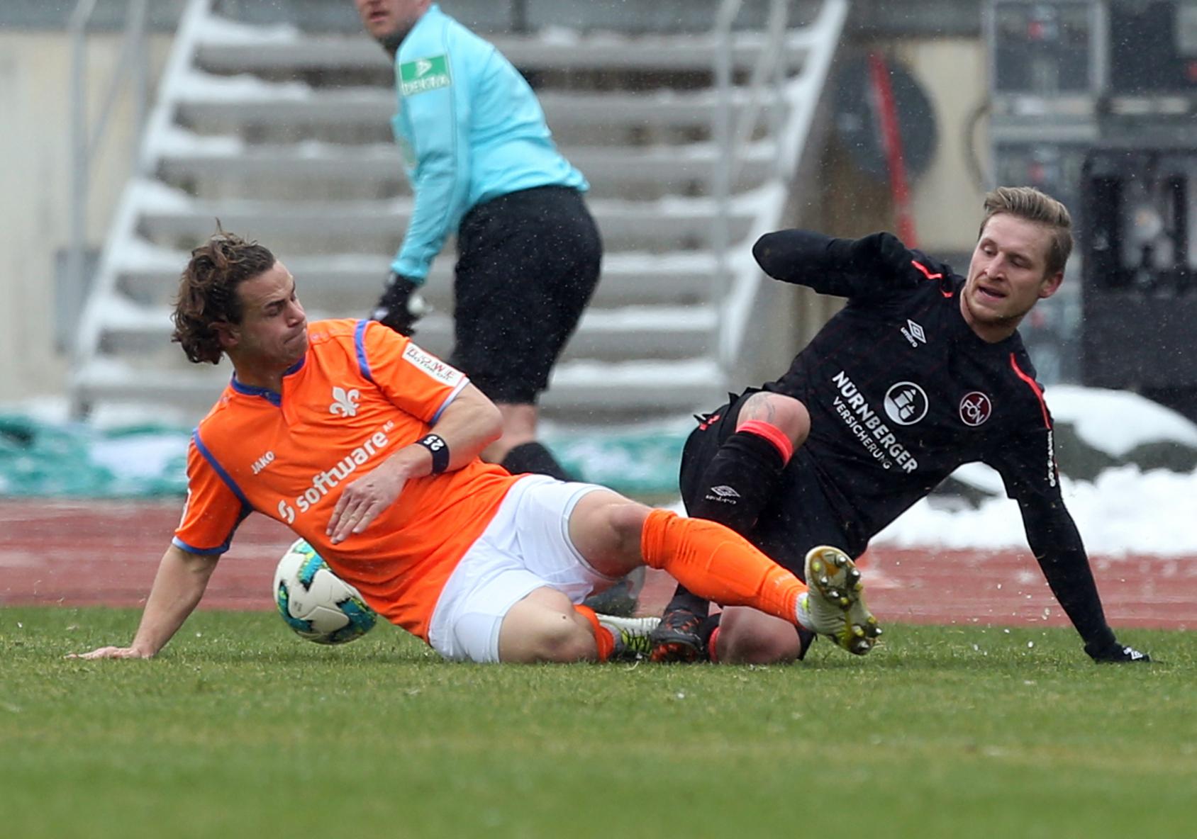 Der R&uuml;ckstand spielte den Lilien in die Karten. Das Schuster-Team &uuml;berlie&szlig; dem FCN den Ball und weite Bereiche des Platzes, hatte gegen nun doch etwas verunsicherte und im Vorw&auml;rtsgang zusehends weniger inspirierte und durchschlagskr&auml;ftige Franken in der Abwehr nun aber leichteres Spiel als zu Beginn des Kr&auml;ftemessen.