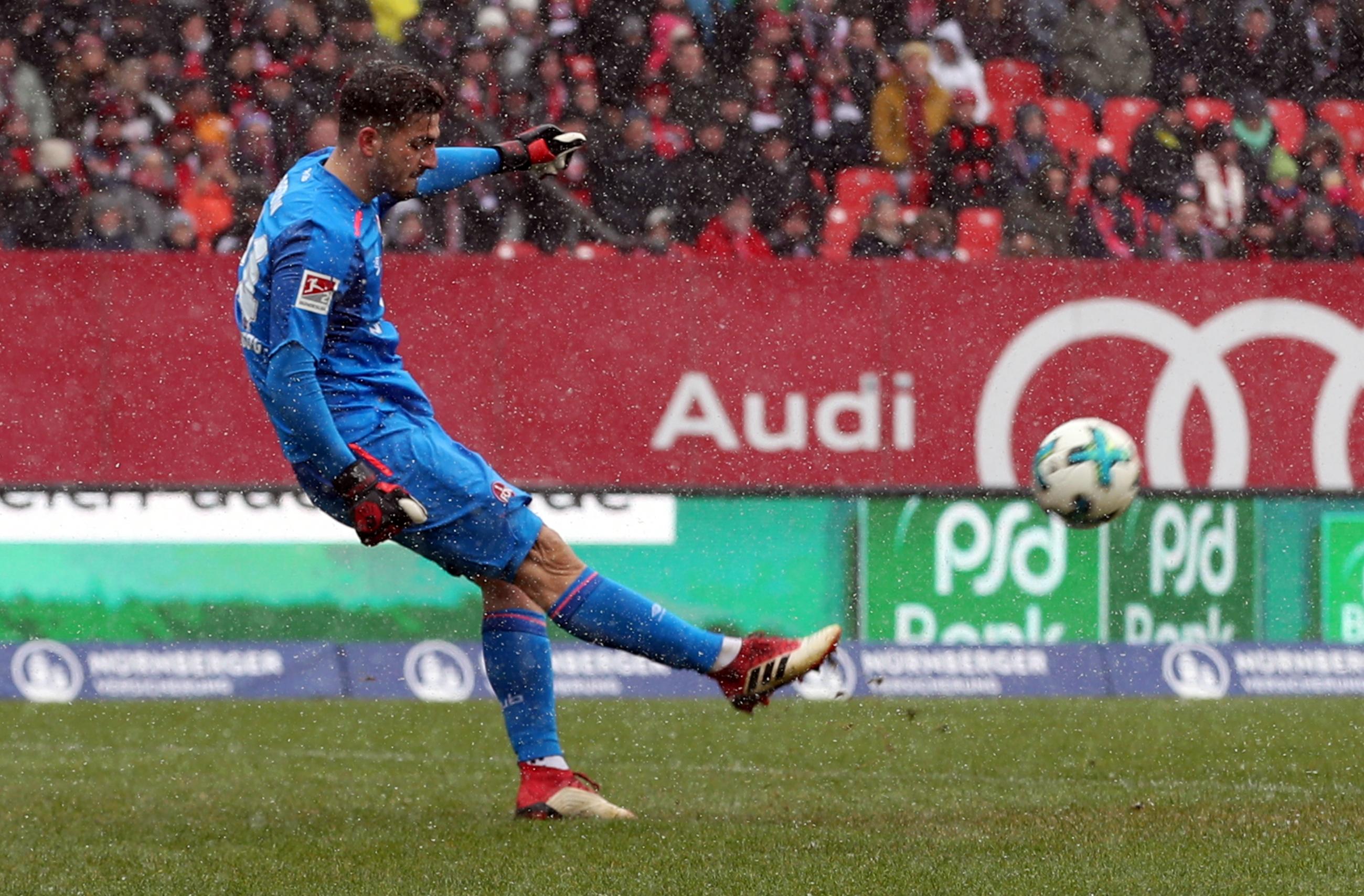 Verlie&szlig; sich beim 0:1 vielleicht etwas zu sehr auf seine Vorderleute. Kurz vor Schluss gegen Jones auf dem Posten. Redaktion: 4 | kicker: 3,5 | User: 3,3 (603 Stimmen)