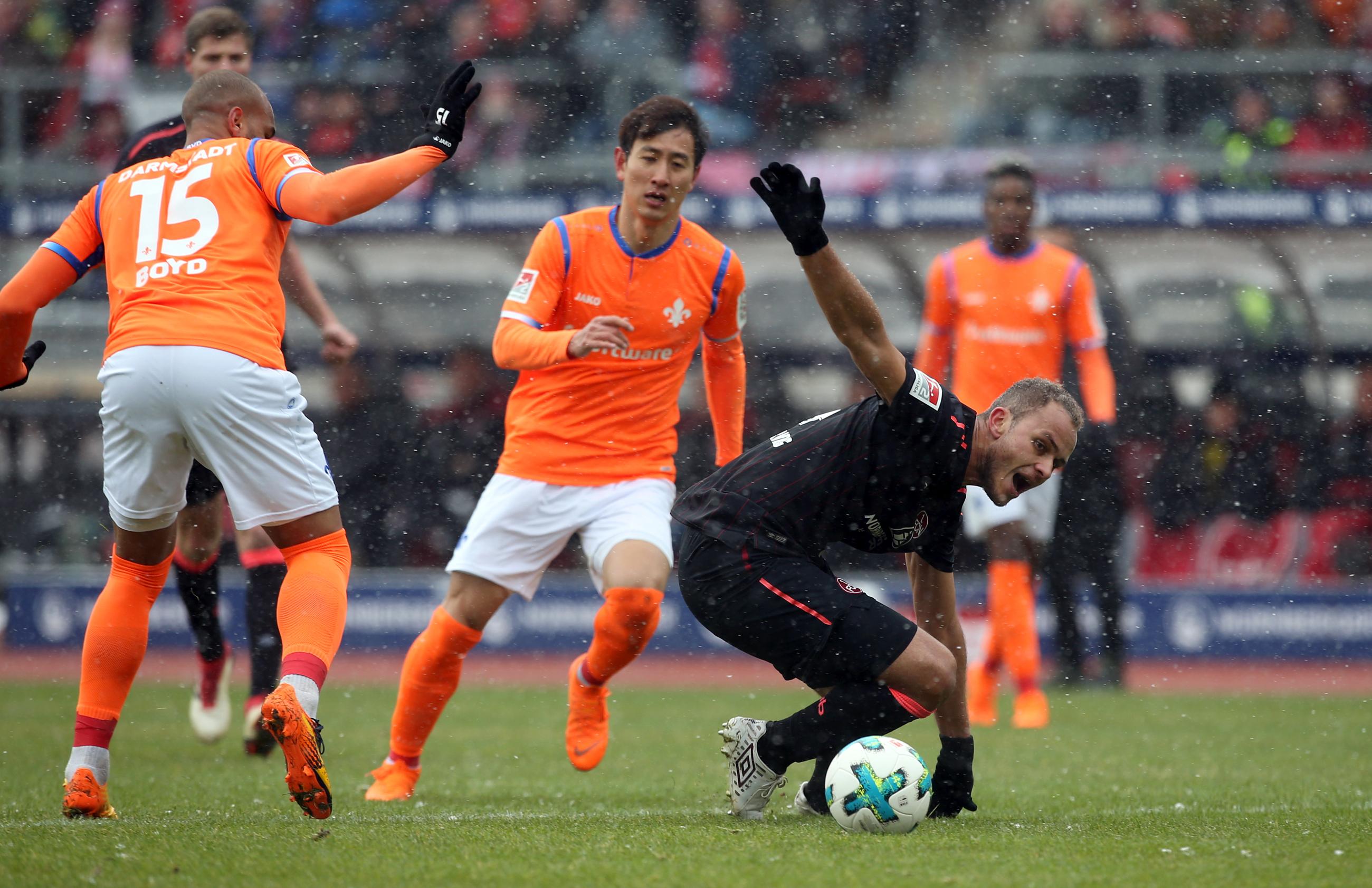 Verteidigte &uuml;ber weite Strecken routiniert und unaufgeregt, beim 0:1 aber ebenfalls nicht ganz im Bilde. Redaktion: 3 | kicker: 3 | User: 3,1 (589 Stimmen)