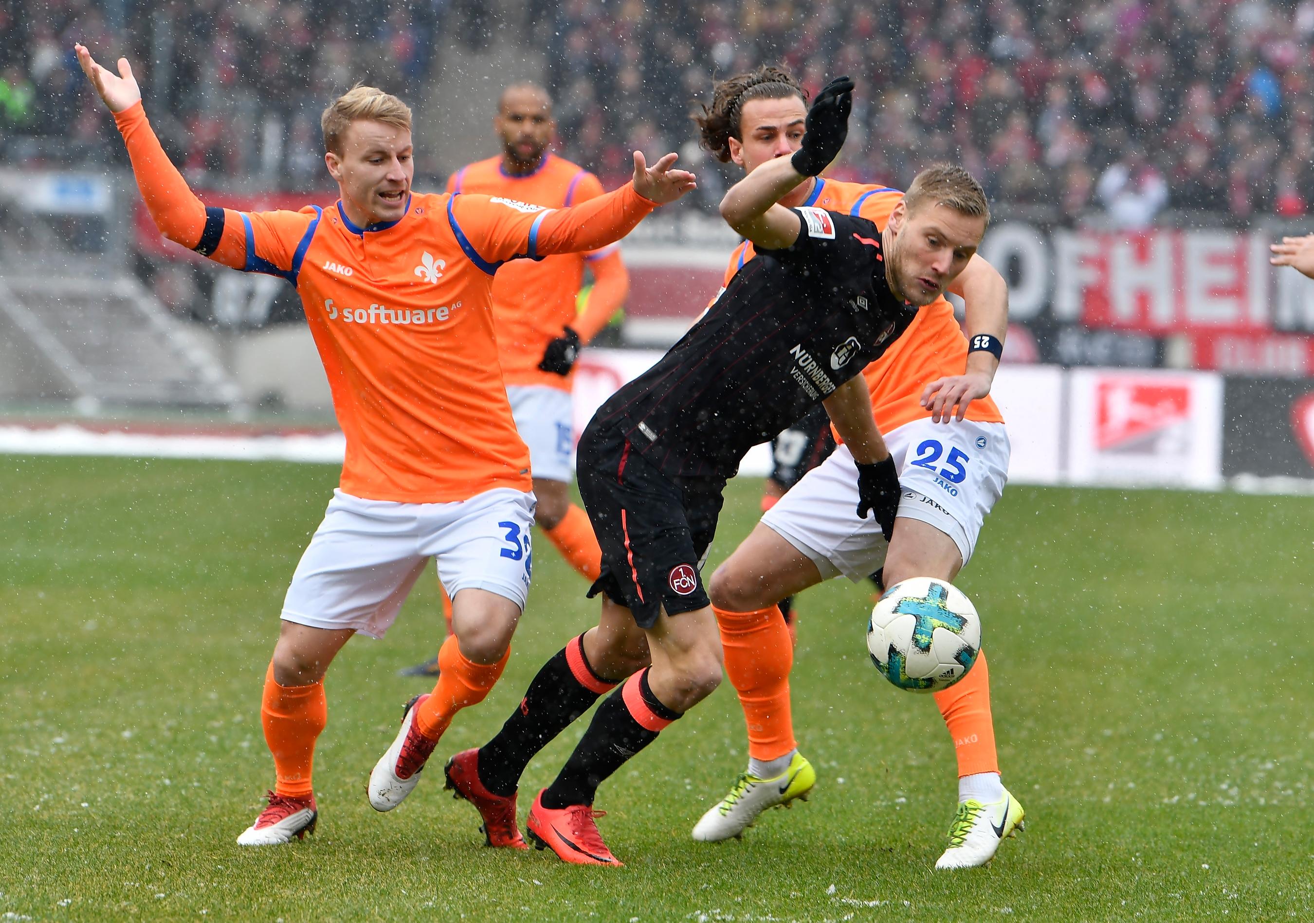 Leitete mit einem verungl&uuml;ckten Kl&auml;rungsversuch das 0:1 ein, trieb nach der Pause aber beherzt an und schaltete sich immer wieder in die Offensive ein. Irritierte beim 1:1 erfolgreich Heuer Fernandes. Redaktion: 3 | kicker: 3,5 | User: 3,3 (564 Stimmen)