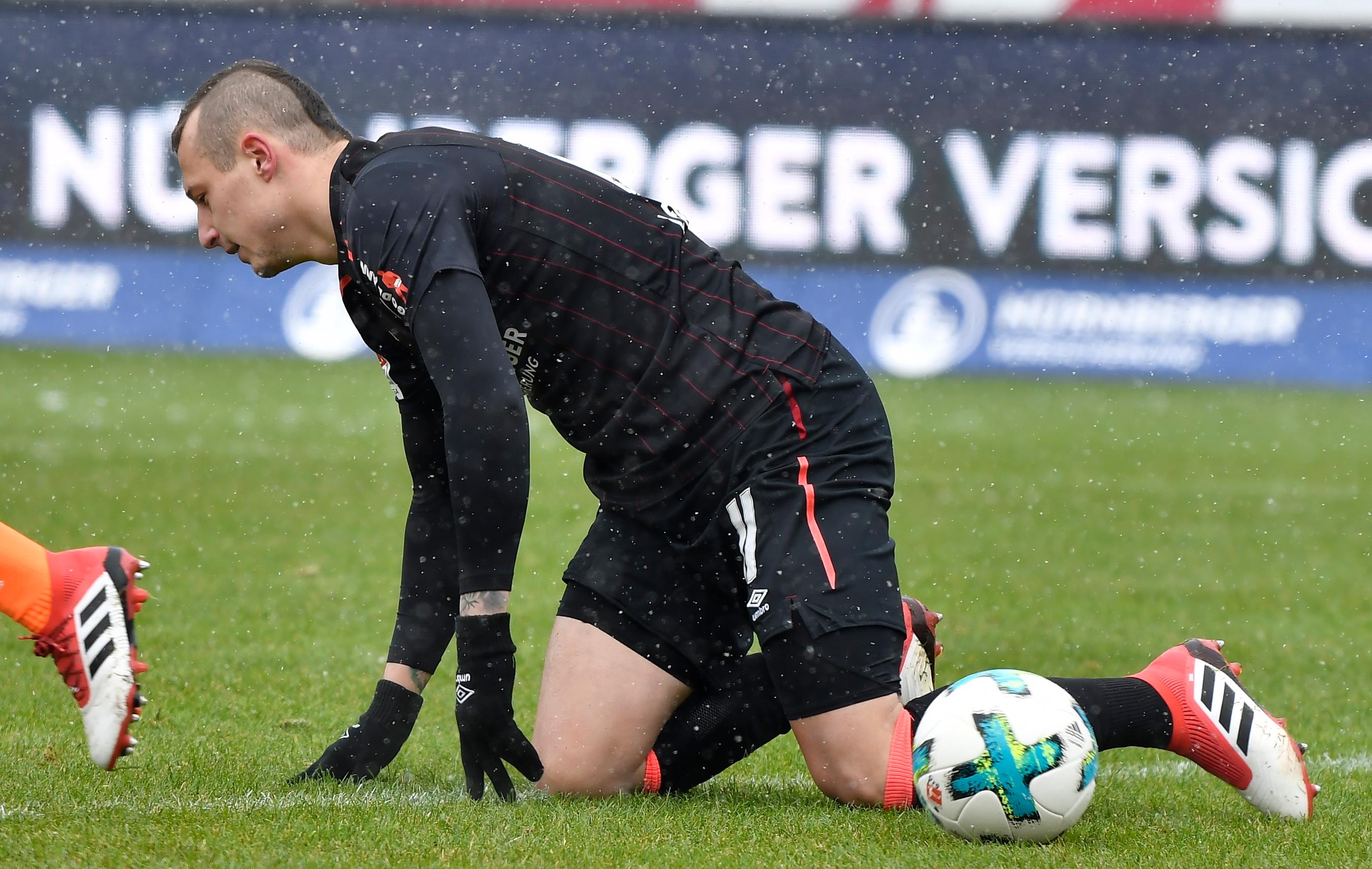 Pr&auml;senter als zuletzt, bei zwei guten Gelegenheiten in der ersten Halbzeit aber immer noch ohne die erhofften Knipserqualit&auml;ten. Redaktion: 4 | kicker: 3,5 | User: 4,4 (569 Stimmen)